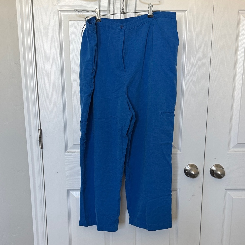 Sag Harbor Women’s Vibrant Blue Cropped Cargo Pants